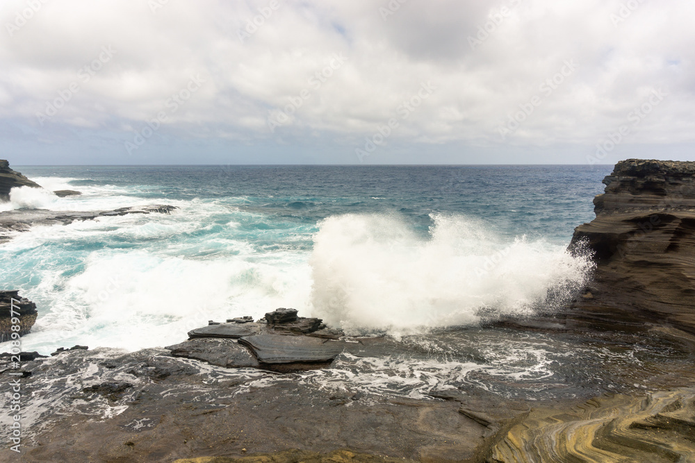 Fototapeta premium Volcanic shoreline cliffs and turquoise ocean on Oahu, Hawaii