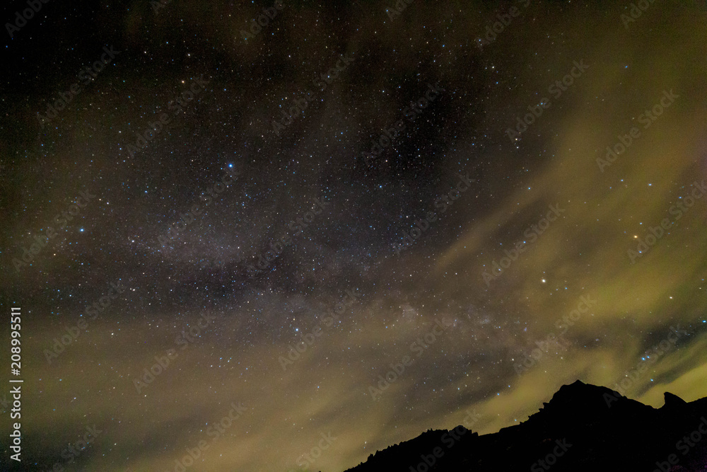 Fototapeta premium 木曽駒ヶ岳の中岳と天の川