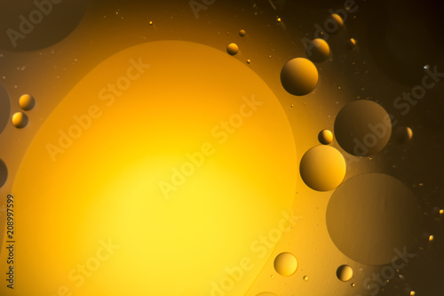 Fototapeta Naklejka Na Ścianę i Meble -  the interaction of water and oil, oil bubbles of various sizes on the water surface, colorful abstract macro background