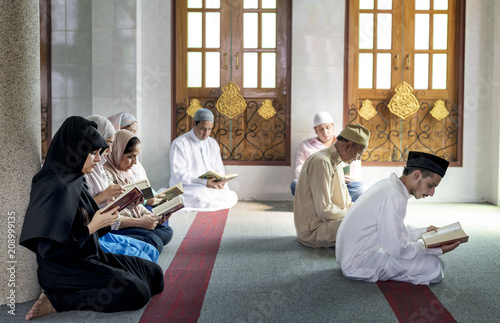 Canvas Print Muslims reading from the quran