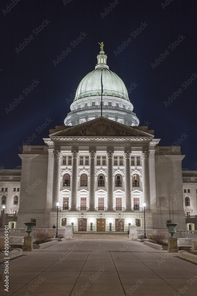 Wisconsin state capitol building at night
