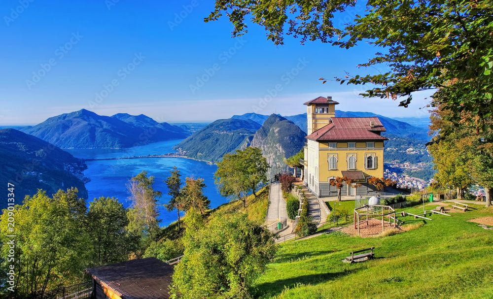 Obraz premium Widok z Monte Bre na jezioro Lugano i Monte San Salvatore, Szwajcaria - widok z Monte Bre na jezioro Lugano i Monte San Salvatore