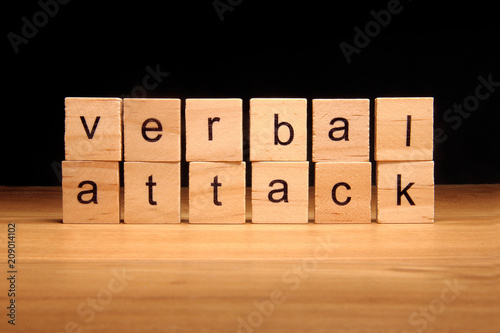 Foto Verbal attack words written on wood cube