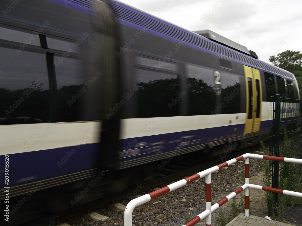 Naklejka premium Die Zugdurchfahrt am unbeschrankten Bahnübergang