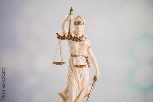 Foto Goddess of justice on a light background