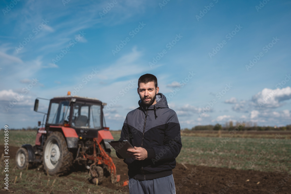 Framer controls the work in the field over its tablet Framer controls the work in the field over its tablet