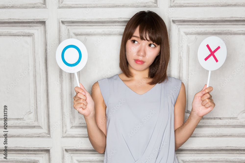 ジャッジする女性