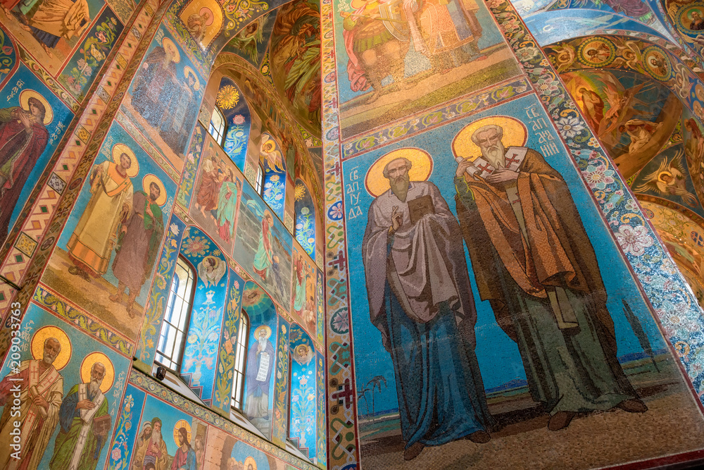 Obraz premium RUSSIA, SAINT PETERSBURG - AUGUST 18, 2017: Interior of Church of the Savior on Spilled Blood in Saint Petersburg, Russia