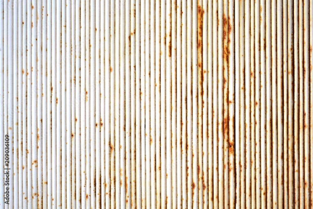 Heller Hintergrund mit rostigen Lamellen