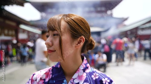 Wallpaper Mural 着物の女性・東京・浅草寺 Torontodigital.ca