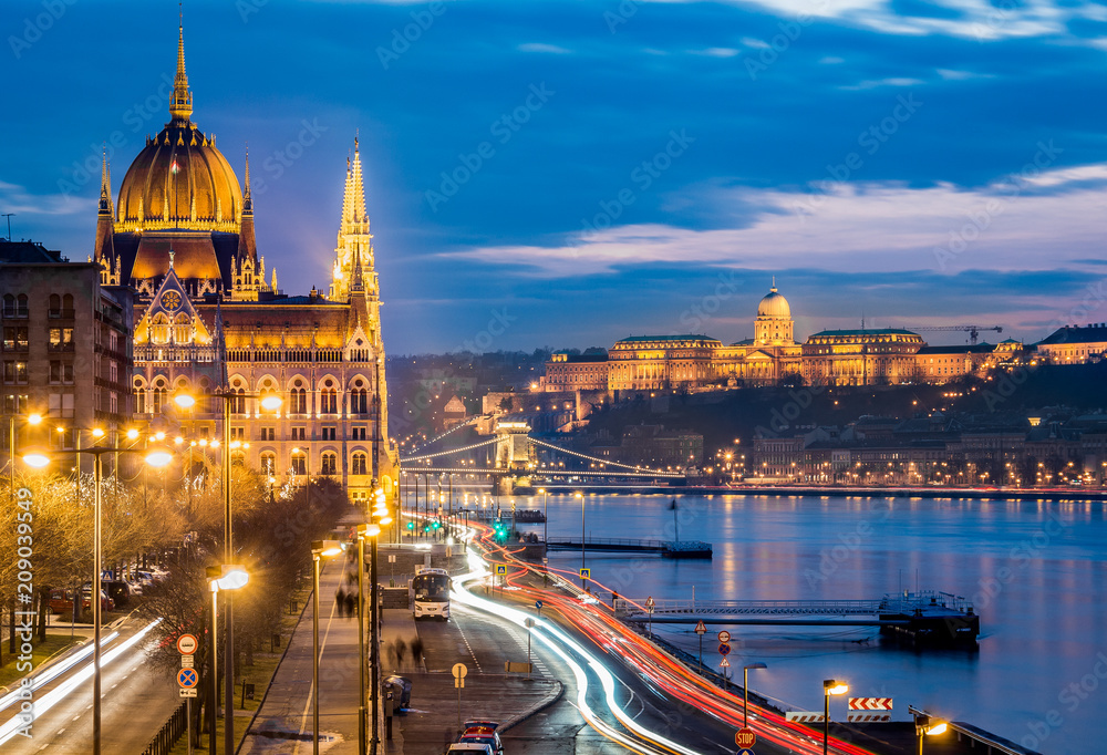 Obraz premium Hungarian Parliament - Buda Castle - Chain Bridge 