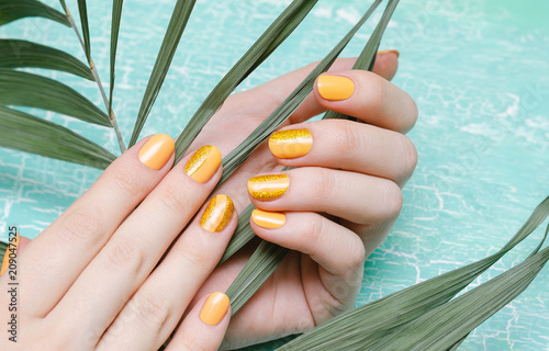 Canvastavla Female hands with orange nail design