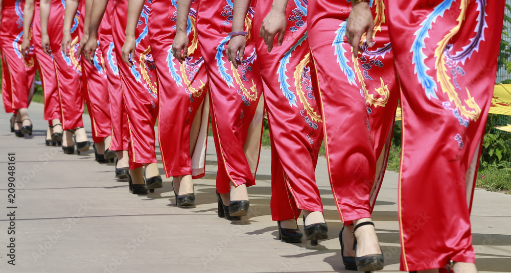Naklejka premium Women in cheongsam are walking