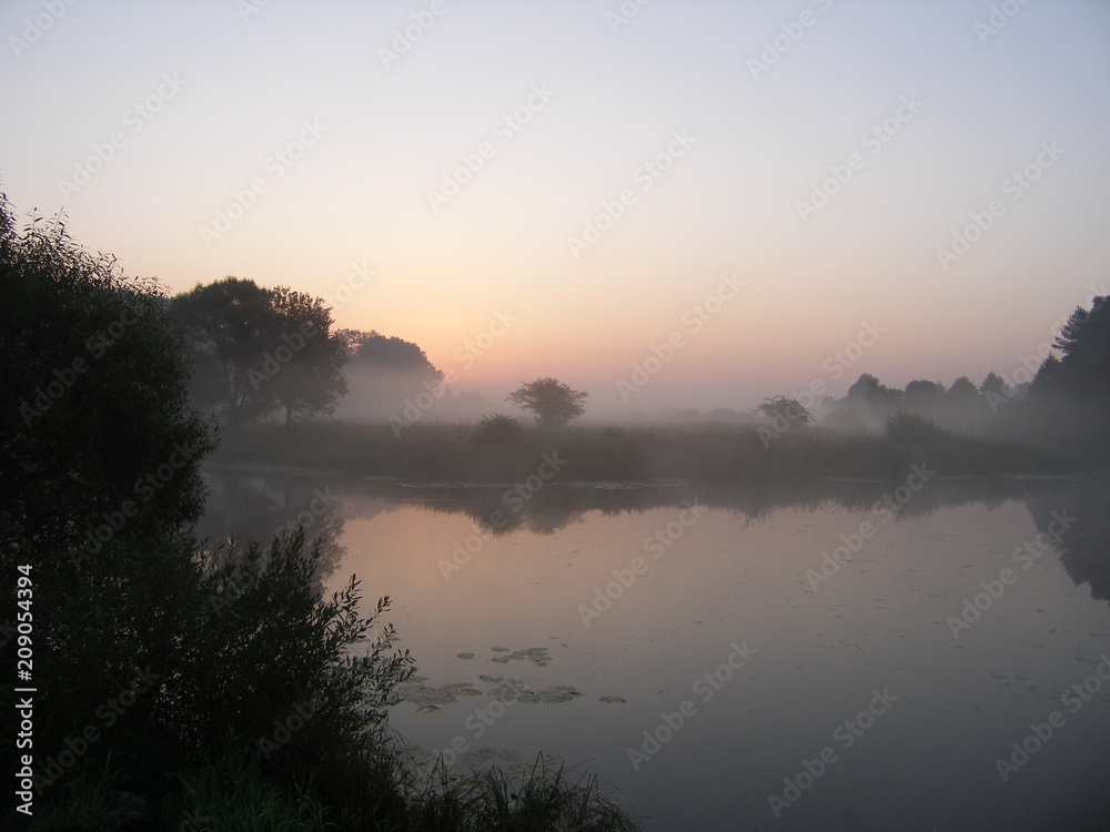 Fog on the lake. Dawn.