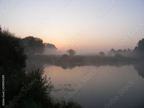 Fototapeta Naklejka Na Ścianę i Meble -  Fog on the lake. Dawn.