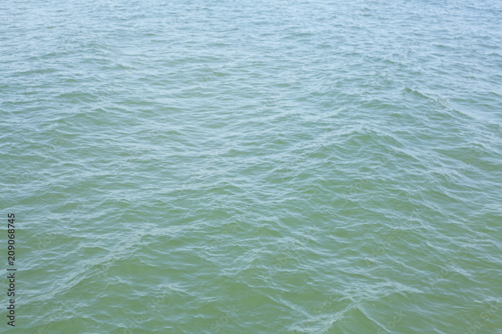 Stille blau-grüne Wasserfläche Stille blau-grüne Wasserfläche