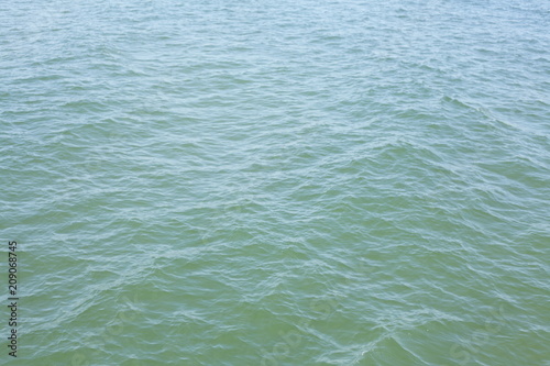 Stille blau-grüne Wasserfläche © detailfoto