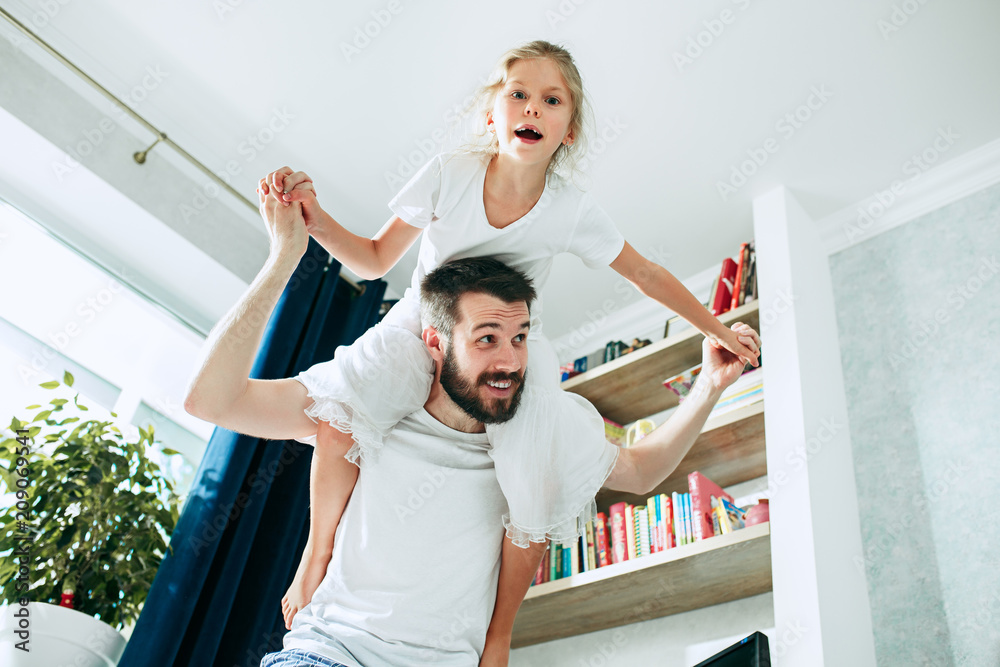 Obraz premium Father and his six years kid girl at home