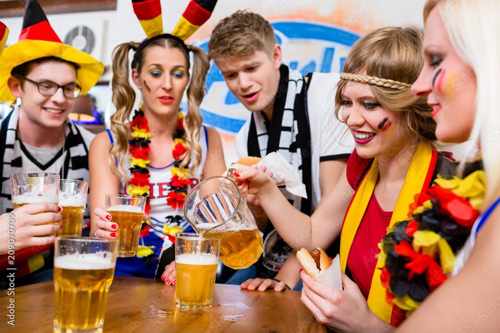 Fußballfans schauen ein Spiel der deutschen Nationalmannschaft an Fußballfans schauen ein Spiel der deutschen Nationalmannschaft an