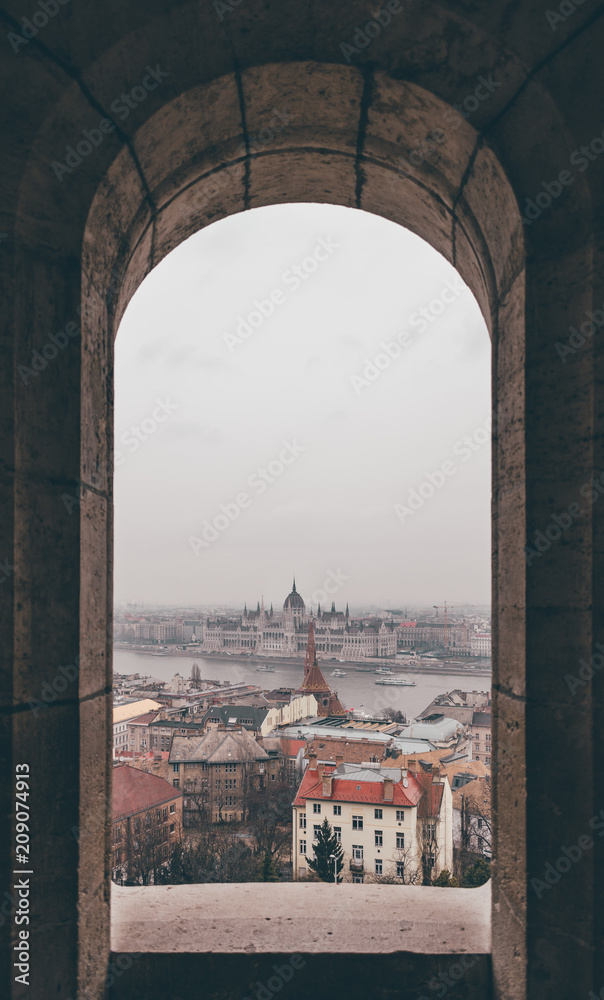 Fototapeta premium ventana con edificio de fondo en Hungria