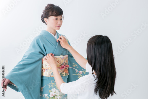 Foto 着付けする女性（襟）