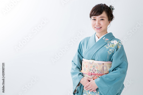 着物姿の女性（笑顔）

