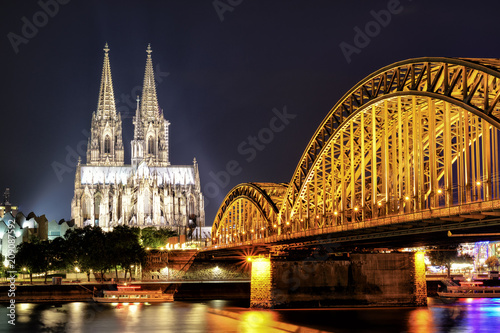 Hohenzollern-Brücke mit Kölner Dom