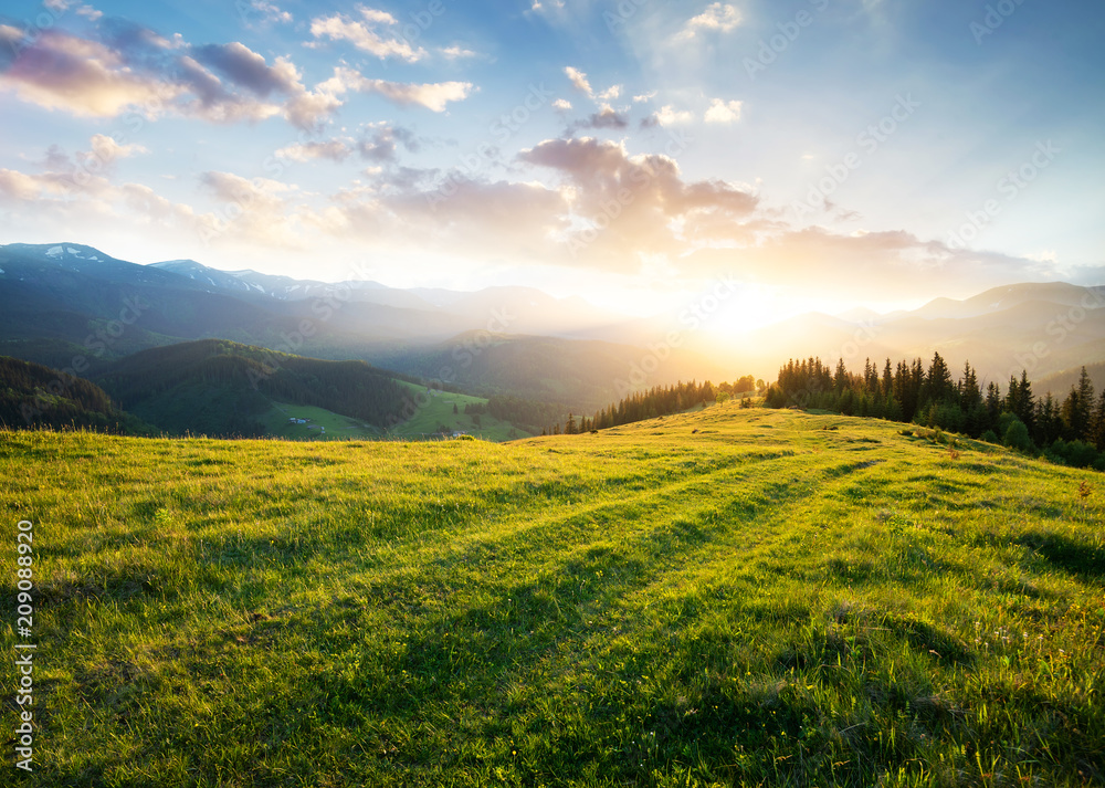 Fototapeta premium Zachód słońca w dolinie górskiej. Piękny naturalny krajobraz w okresie letnim