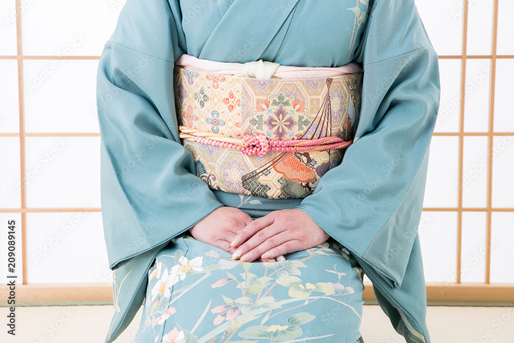 正座する着物姿の女性 Stock 写真 Adobe Stock