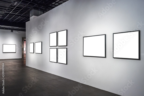 Fototapeta Naklejka Na Ścianę i Meble -  interior of gallery with blank frame