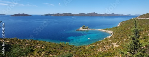  Paisaje mar Adriático con aguas cristalinas © aralip