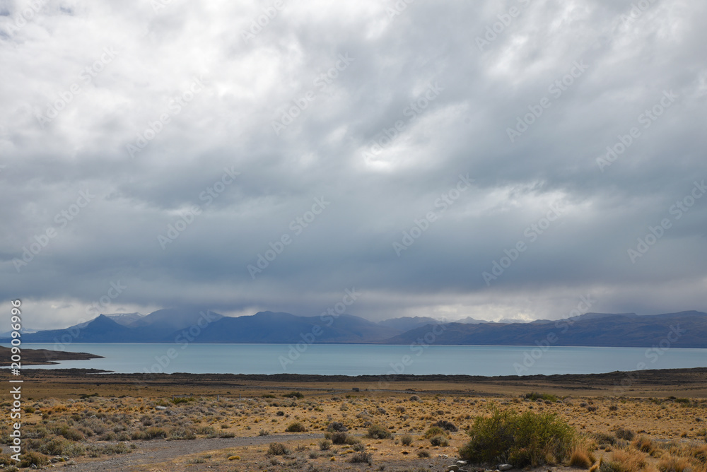 Orage sur le lago Argentino en Patagonie argentine