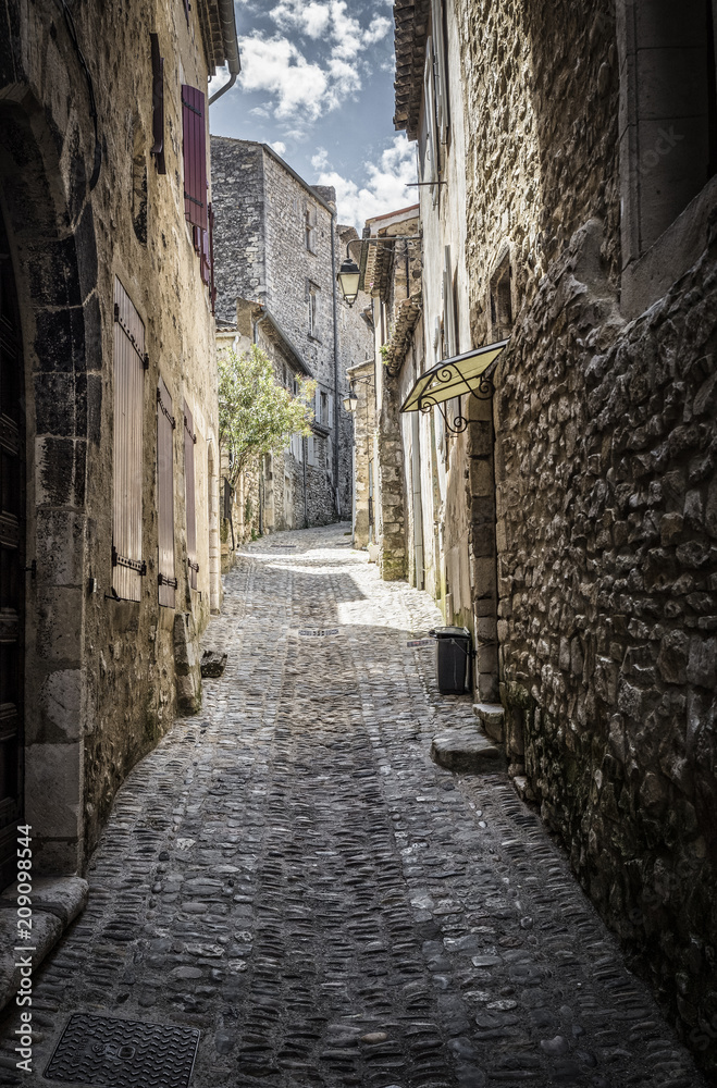 Typische Gasse in der Ortschaft Viviers, Ardeche, Frankreich