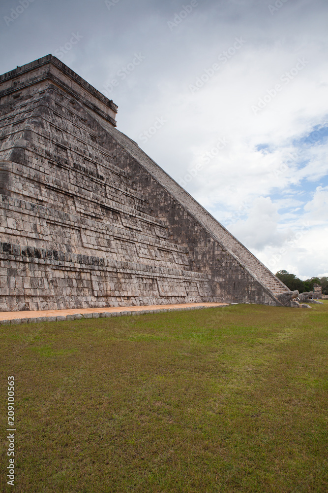 Majestic Mayan ruins in Chichen Itza,Mexico. Majestic Mayan ruins in Chichen Itza,Mexico.