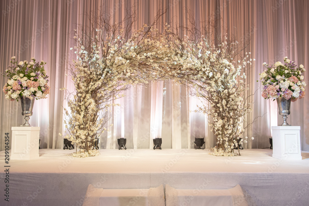 white wedding flower decoration white wedding flower decoration