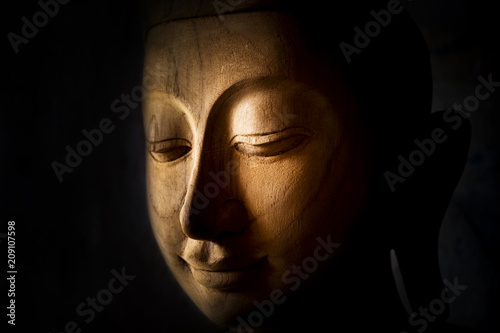 un bouddha en bois de teck sculpté  photo