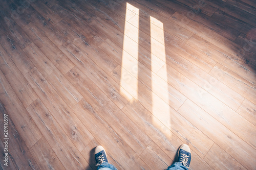 Glare of sunlight on the floor of the laminate in the interior