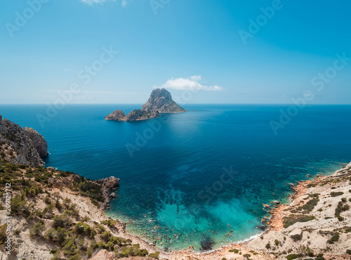 paisaje de los acantilados del parque natural de Cala D´hort y los islotes de Es Vedrá y Es Vedranell, en Ibiza, España. Al lugar, se llega realizando una pequeña caminata