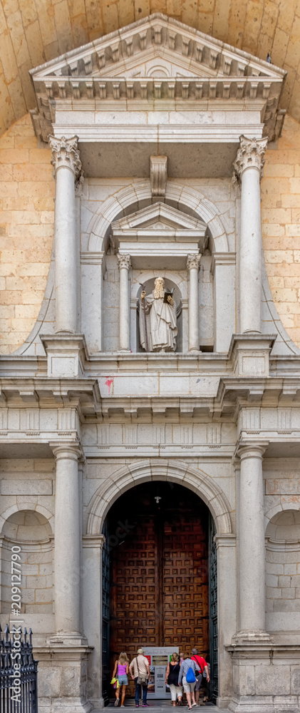 Puerta principal entrada catedral de segovia