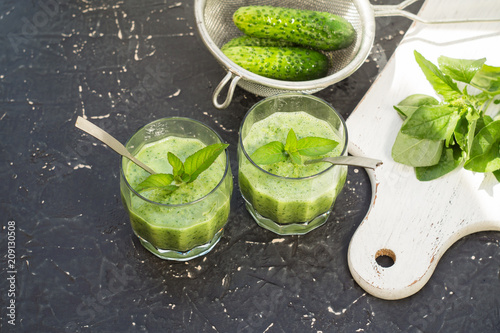 Smoothies of cucumber, amaranth leaves and mint