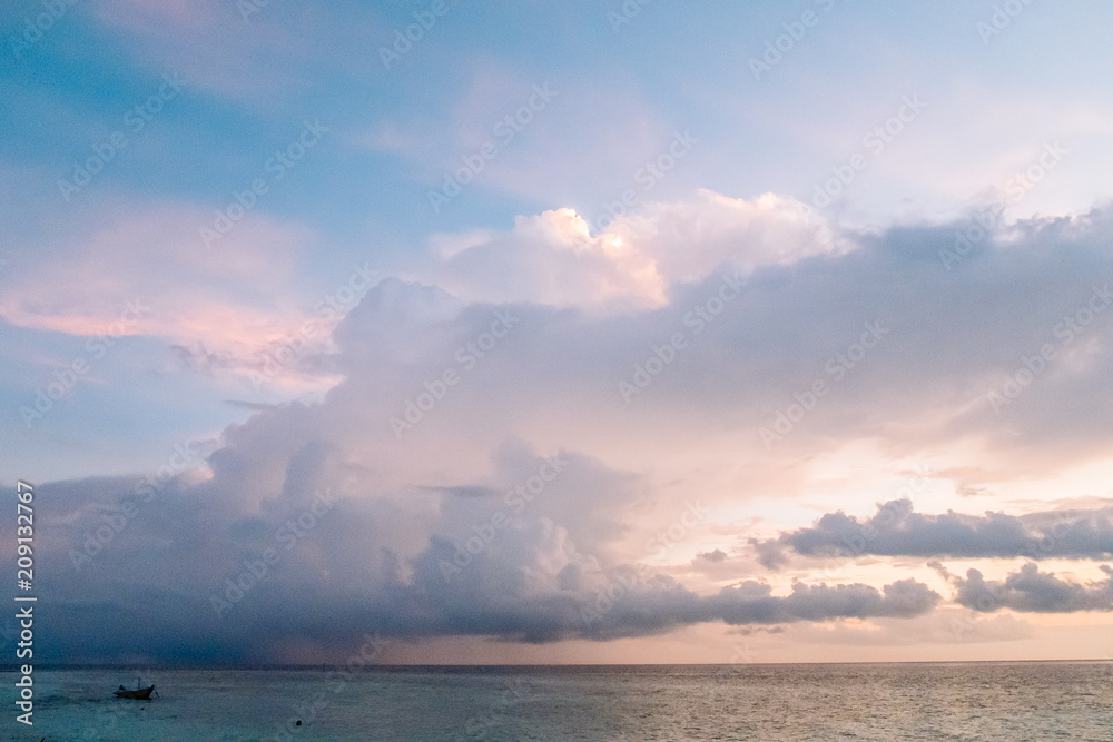 Obraz premium Amazing tropical landscape view. Colorful sky and clouds view with calm sea and relaxing tropical mood. Gorgeous nature background. Maldives, Indian Ocean.