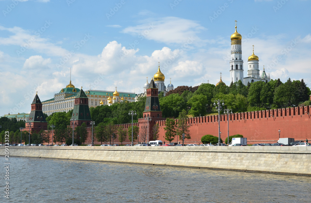 Obraz premium Architectural ensemble of the Moscow Kremlin and Kremlin embankm
