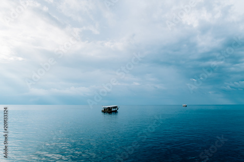 Fototapeta Naklejka Na Ścianę i Meble -  Rasdhoo Atoll, Green blue sea in Maldives with boat