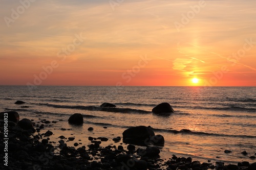 Fototapeta Naklejka Na Ścianę i Meble -  romantischer Sonnenaufgang am Meer
