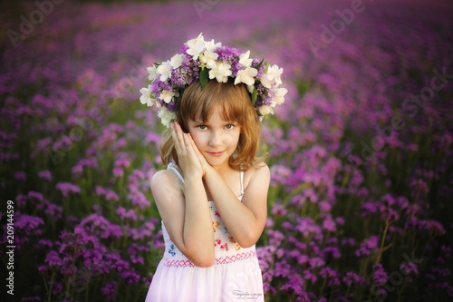 dziewczynka w kwiatach