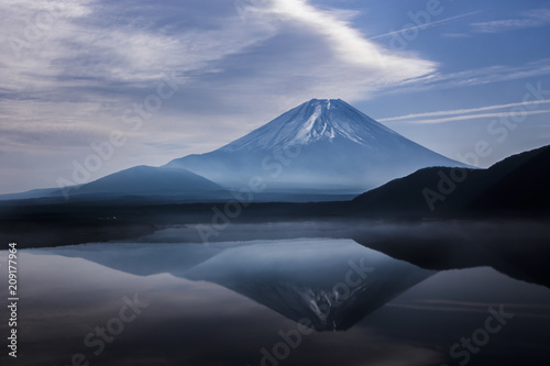 本栖湖から望む朝の富士山