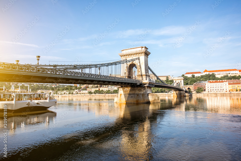 Fototapeta premium Landscape view on the famous chain bridge on Danube river during the morning light in Budapest city, Hungary
