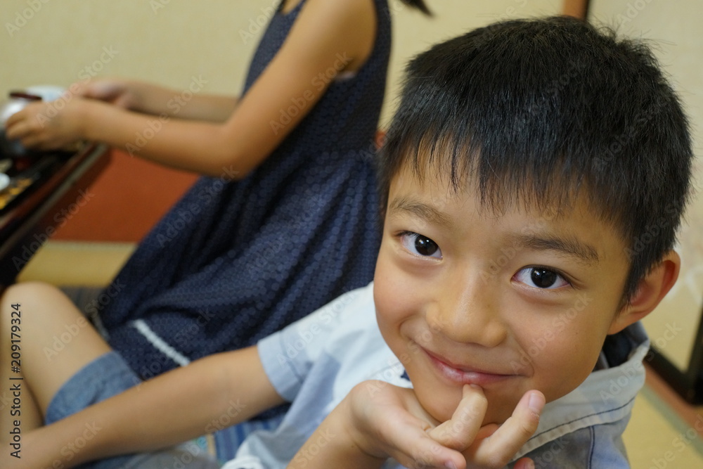 少年 アジア人 笑顔 子供 可愛い Stock Photo Adobe Stock