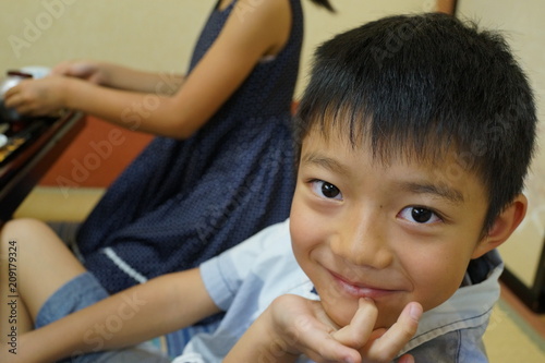 少年 アジア人 笑顔 子供 可愛い Stock Photo Adobe Stock