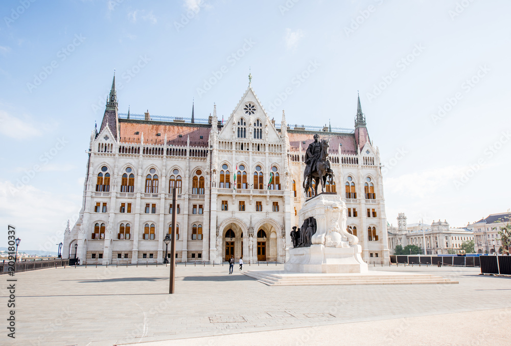 Obraz premium Morning view on the famous Parliament building with statue of Gyula Andrassy in Budapest, Hungary